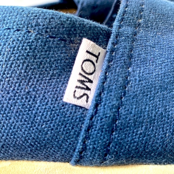 TOMS WOMEN’S NAVY BLUE CANVAS SLIP ON FLATS Sz 9 1/2 GUC - Picture 6 of 9